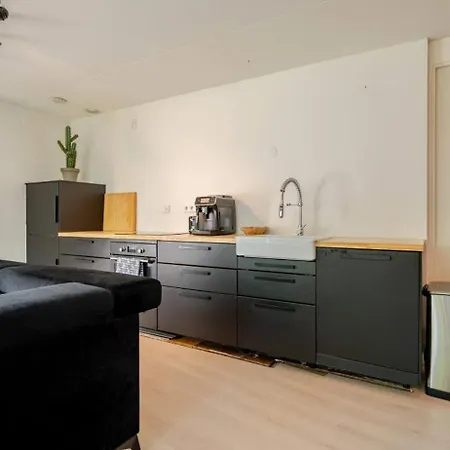 Apartment Spacious 3-bedroom West - By Peter