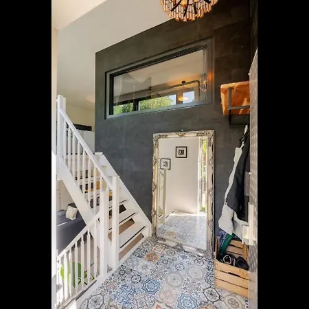 Spacious 3-bedroom West - By Peter Amsterdam
