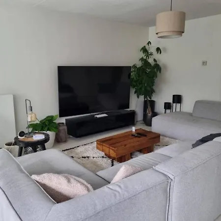 Spacious 3-bedroom West - By Peter