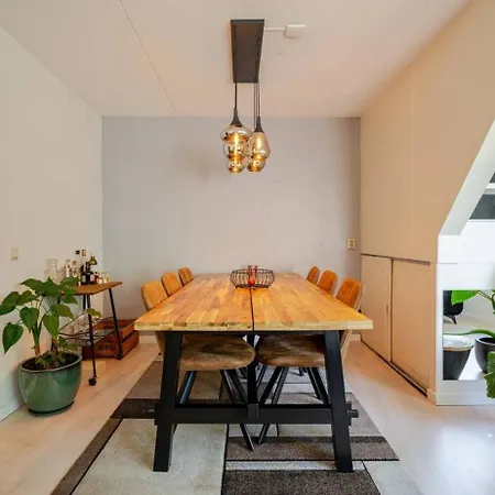 Spacious 3-bedroom West - By Peter Apartment