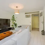 Spacious 3-bedroom West - By Peter